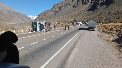 El camión transportaba una carga de manzanas. El camión transportaba una carga de manzanas.