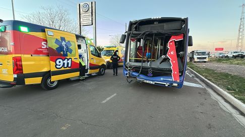 El colectivo quedó dañado en su parte frontal tras el accidente El colectivo quedó dañado en su parte frontal tras el accidente