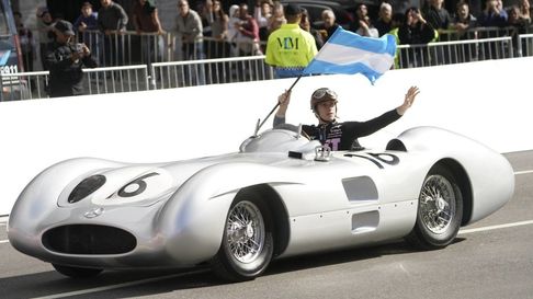 Colapinto sobre el auto de Juan Manuel Fangio. Colapinto sobre el auto de Juan Manuel Fangio.