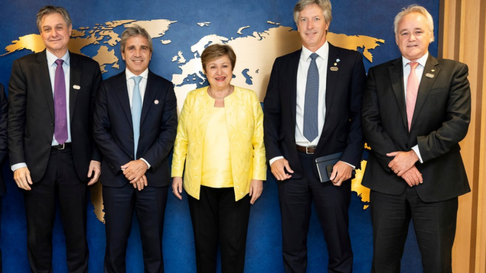 Luis Toto Caputo con su equipo y la presidenta del FMI, Kristalina Georgieva. Luis Toto Caputo con su equipo y la presidenta del FMI, Kristalina Georgieva.