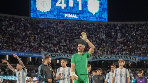 El Dibu Martínez fue nuevamente nominado como mejor arquero del año. El Dibu Martínez fue nuevamente nominado como mejor arquero del año.