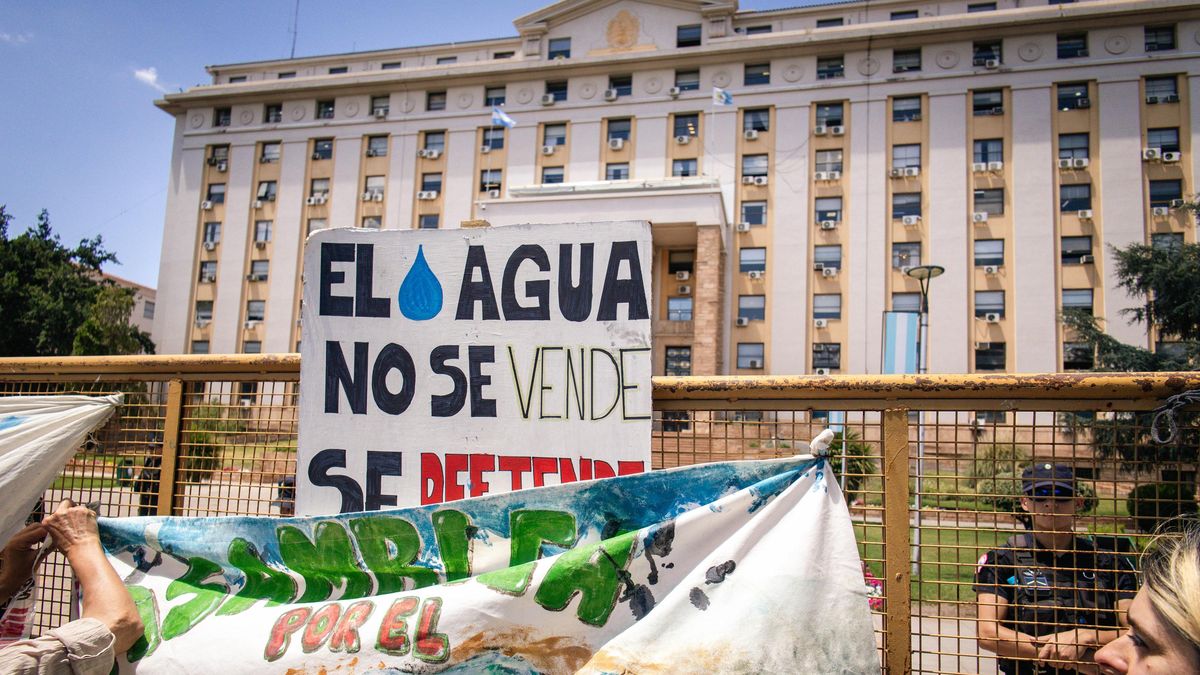 El gobierno niega legitimidad a la oposición a la minería: la ministra Latorre contra una pintada thumbnail