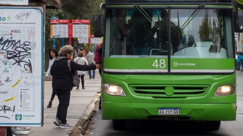 La inseguridad en las paradas al abordar o bajar de los micros fue criticada por los usuarios, según una encuesta del EMOP. La inseguridad en las paradas al abordar o bajar de los micros fue criticada por los usuarios, según una encuesta del EMOP.