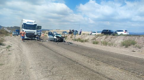 El accidente se habría producido cuando la camioneta Ford Ranger frenó de golpe al advertir un desnivel en la calzada. El accidente se habría producido cuando la camioneta Ford Ranger frenó de golpe al advertir un desnivel en la calzada.