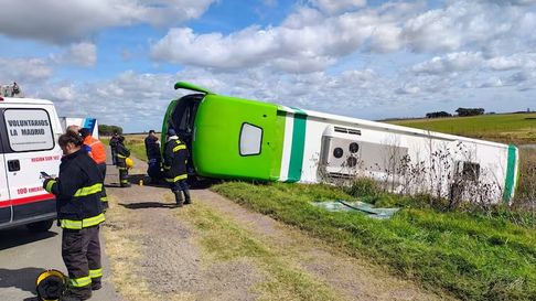 El micro de la empresa Vía Tac volcó cuando venía a La Plata El micro de la empresa Vía Tac volcó cuando venía a La Plata