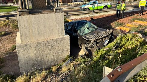 un empleado municipal herido tras ser embestido por un auto que choco luego con una imagen de la virgen de la merced un empleado municipal herido tras ser embestido por un auto que choco luego con una imagen de la virgen de la merced