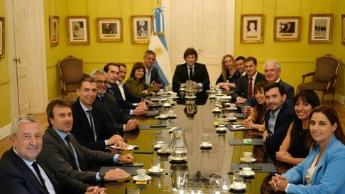 Julio Cobos reunido con Javier Milei y los radicales con peluca por su servicio activo a favor del libertario en el Congreso. Julio Cobos reunido con Javier Milei y los radicales con peluca por su servicio activo a favor del libertario en el Congreso.