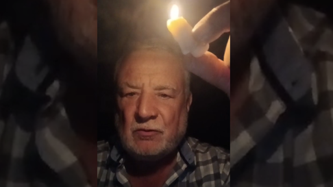 Rostand, de La Unión Mendocina, a la luz de una vela. Rostand, de La Unión Mendocina, a la luz de una vela.