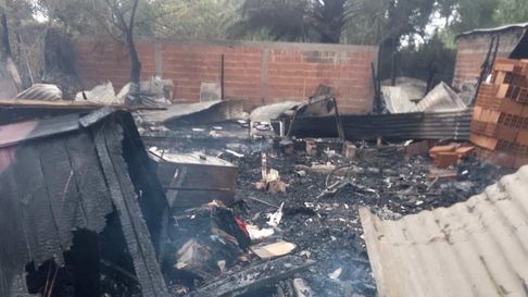 tres familias quedaron en la calle tras un incendio en melchor romero tres familias quedaron en la calle tras un incendio en melchor romero