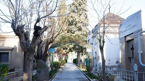 La pareja fue detectada en actitud sospechosa en el cementerio de Maipú. Imagen ilustrativa La pareja fue detectada en actitud sospechosa en el cementerio de Maipú. Imagen ilustrativa