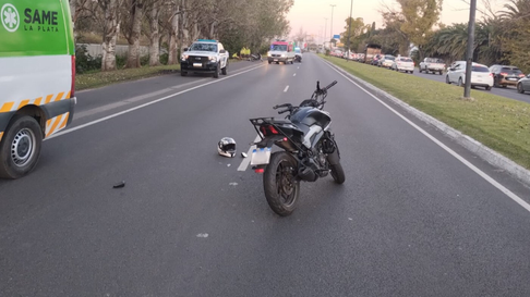 Una mujer terminó internada tras un choque entre dos motos en Gonnet Una mujer terminó internada tras un choque entre dos motos en Gonnet