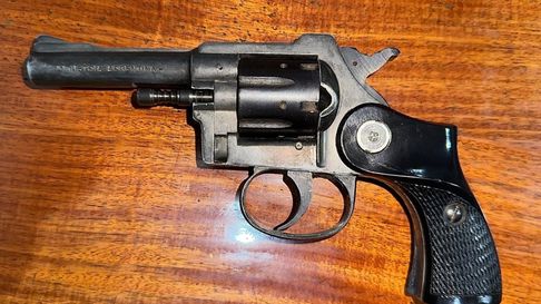 Arma secuestrada durante uno de los operativos en el Gran Mendoza vinculado a un robo. Arma secuestrada durante uno de los operativos en el Gran Mendoza vinculado a un robo.