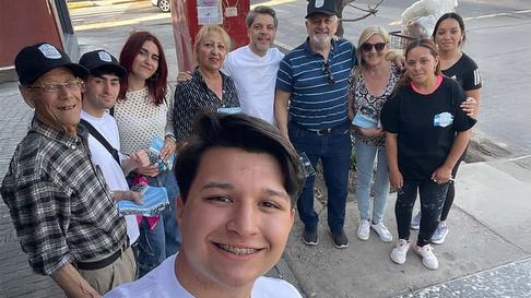 Una de las recorridas del Partido de los Jubilados en la campaña. Una de las recorridas del Partido de los Jubilados en la campaña.