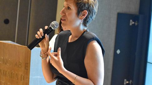 Jimena Latorre durante el evento de reconomiento econocimiento al Lic. Raúl Gorroño. Jimena Latorre durante el evento de reconomiento econocimiento al Lic. Raúl Gorroño.