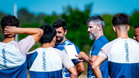 Ariel Pereyra al mando de la Reserva de Gimnasia, en el primer día de pretemporada en Estancia Chica Ariel Pereyra al mando de la Reserva de Gimnasia, en el primer día de pretemporada en Estancia Chica
