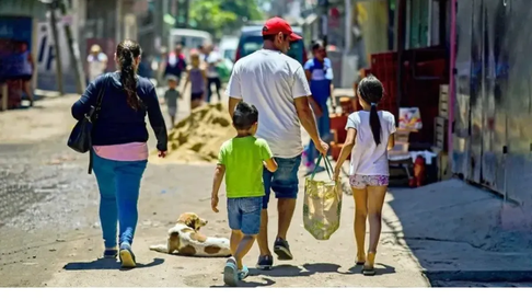 indec: una familia de cuatro integrantes necesito $1.176.852,05 para no ser pobre indec: una familia de cuatro integrantes necesito $1.176.852,05 para no ser pobre