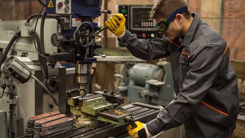El empleo en la industria se derrumba al mismo ritmo que las fábricas cierran sus puertas. El empleo en la industria se derrumba al mismo ritmo que las fábricas cierran sus puertas.