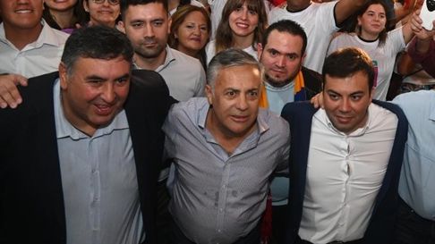 Tello, Cornejo y Lo Presti en una foto de campaña de la UCR. Tello, Cornejo y Lo Presti en una foto de campaña de la UCR.