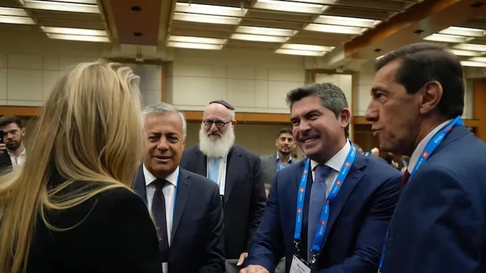 Karina Milei, Alfredo Cornejo y sus pares de San Juan y Jujuy en una de las giras de promoción de los minerales de Mendoza. Detrás, Eduardo Elsztain, dueño de IRSA y Cresud. Karina Milei, Alfredo Cornejo y sus pares de San Juan y Jujuy en una de las giras de promoción de los minerales de Mendoza. Detrás, Eduardo Elsztain, dueño de IRSA y Cresud.