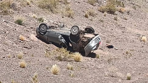 Así quedó el Fiat Siena que protagonizó un accidente en la Ruta 40. Así quedó el Fiat Siena que protagonizó un accidente en la Ruta 40.