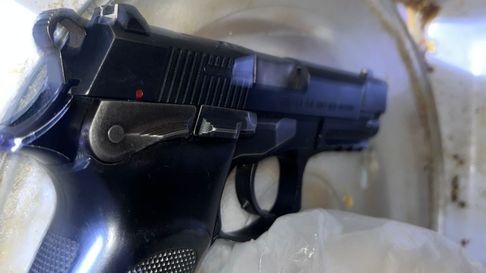 Un hombre fue detenido luego de una persecución en Maipú. Durante la requisa en el domicilio, hallaron un arma de fuego adentro del microondas. Un hombre fue detenido luego de una persecución en Maipú. Durante la requisa en el domicilio, hallaron un arma de fuego adentro del microondas.