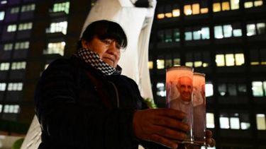 Miles rezan por el Papa Francisco en la plaza San Pedro del Vaticano.&nbsp;
