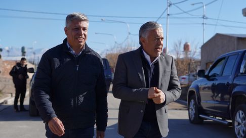 El Gobernador Cornejo encabezó el acto en el barrio Nuestra Casa. El Gobernador Cornejo encabezó el acto en el barrio Nuestra Casa.