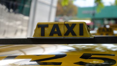 tres supuestos pasajeros le robaron la recaudacion a un taxista tras amenazarlo con un cuchillo tres supuestos pasajeros le robaron la recaudacion a un taxista tras amenazarlo con un cuchillo