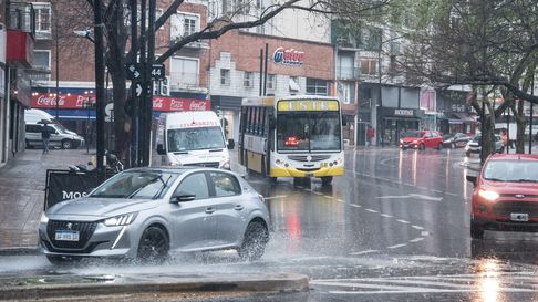 La Plata amaneció con fuertes tormentas y alerta amarillo La Plata amaneció con fuertes tormentas y alerta amarillo