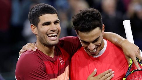 Alcaraz saluda a Francisco Cerúndolo tras el partido. Alcaraz saluda a Francisco Cerúndolo tras el partido.