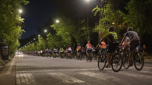 bicitour nocturno: una invitacion a redescubrir la ciudad de mendoza en dos ruedas bicitour nocturno: una invitacion a redescubrir la ciudad de mendoza en dos ruedas