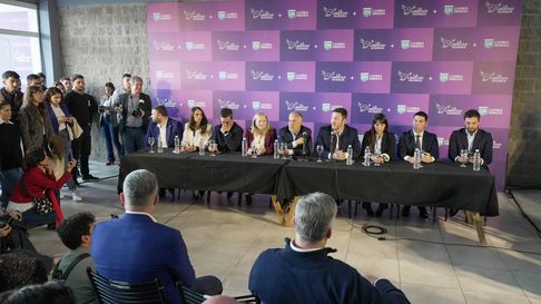 El gobernador Alfredo Cornejo y Luis Petri lideraron la presentación de candidatos a diputados nacionales. El gobernador Alfredo Cornejo y Luis Petri lideraron la presentación de candidatos a diputados nacionales.