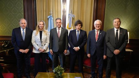 Milei agradeció el respaldo unánime de los países del bloque a la soberanía argentina sobre las Islas Malvinas. Milei agradeció el respaldo unánime de los países del bloque a la soberanía argentina sobre las Islas Malvinas.