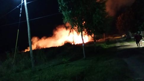 Uno de los focos de incendio, en el Barrio El Peligro de La Plata Uno de los focos de incendio, en el Barrio El Peligro de La Plata