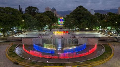 solidaridad con venezuela: la fuente de la plaza independencia se tino de sus colores solidaridad con venezuela: la fuente de la plaza independencia se tino de sus colores