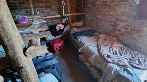 Gendarmería Nacional realizó un operativo en Tunuyán y dio con siete personas que vivían y trabajaban de manera muy precaria. Investigan trata de personas Gendarmería Nacional realizó un operativo en Tunuyán y dio con siete personas que vivían y trabajaban de manera muy precaria. Investigan trata de personas