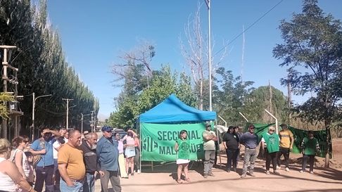 Los manifestantes desplegaron sus pancartas en el predio donde se hará la fiesta. Los manifestantes desplegaron sus pancartas en el predio donde se hará la fiesta.