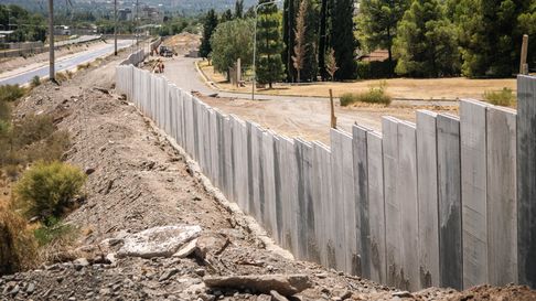La UNCuyo decidió construir un muro para cerrar su campus. El principal motivo esgrimido giró en torno a la inseguridad. La UNCuyo decidió construir un muro para cerrar su campus. El principal motivo esgrimido giró en torno a la inseguridad.