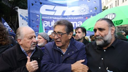La Asociación Trabajadores del Estado (ATE) y la CTA Autónoma llevaron adelante un paro nacional con más del 90% de acatamiento, que incluyó una masiva movilización hacia el Ministerio de Economía. La Asociación Trabajadores del Estado (ATE) y la CTA Autónoma llevaron adelante un paro nacional con más del 90% de acatamiento, que incluyó una masiva movilización hacia el Ministerio de Economía.