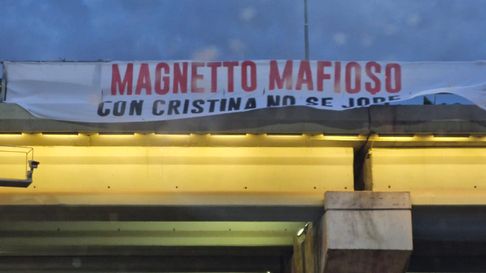 El PJ pretende visibilizar el rol de Héctor Magnetto y del Grupo Clarín en la política argentina. El PJ pretende visibilizar el rol de Héctor Magnetto y del Grupo Clarín en la política argentina.