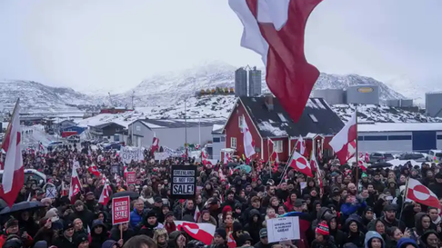 Personas protestaron en Nuuk frente al consulado estadounidense contra la política de Trump hacia Groenlandia, tras el anuncio de nuevos aranceles. (Foto AP/Evgeniy Maloletka) Personas protestaron en Nuuk frente al consulado estadounidense contra la política de Trump hacia Groenlandia, tras el anuncio de nuevos aranceles. (Foto AP/Evgeniy Maloletka)