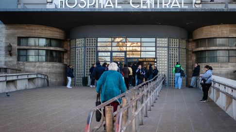 Un hombre fue trasladado al Hospital Central luego de que le amputaran cuatro dedos en un presunto intento de robo. Un hombre fue trasladado al Hospital Central luego de que le amputaran cuatro dedos en un presunto intento de robo.