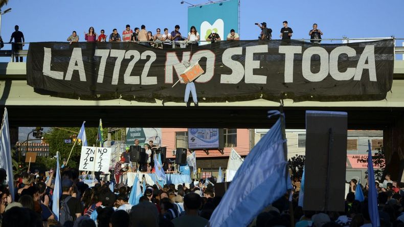 Postal de la pueblada de diciembre de 2019 en defensa de la Ley 7722. La enorme manifestación popular llevó a Mendoza a la tapa de diarios de todo el mundo. 