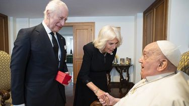 Encuentro del papa Francisco con el rey Carlos III y la reina Camila