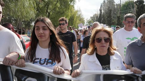 La rectora de la UNCuyo, Esther Sánchez, encabezó la última marcha universitaria, donde le reprocharon su alianza con el cornejismo. La rectora de la UNCuyo, Esther Sánchez, encabezó la última marcha universitaria, donde le reprocharon su alianza con el cornejismo.