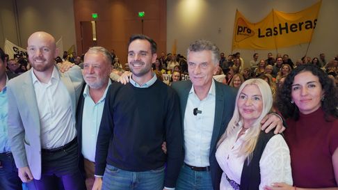 Legisladores del Pro junto a Mauricio Macri, presidente del partido a nivel nacional. Legisladores del Pro junto a Mauricio Macri, presidente del partido a nivel nacional.