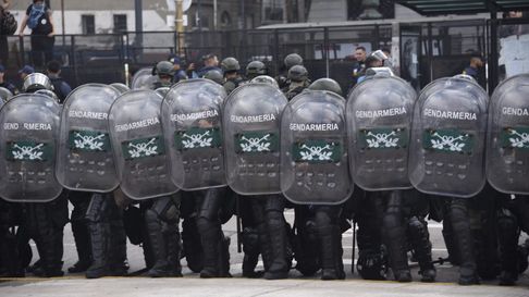 descomunal operativo e incidentes entre hinchas, barras y la policia en la marcha por los jubilados descomunal operativo e incidentes entre hinchas, barras y la policia en la marcha por los jubilados