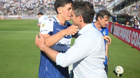 El abrazo que emocionó al mundo Gimnasia: Nicolás Barros Schelotto y Guillermo juntos en el Bosque El abrazo que emocionó al mundo Gimnasia: Nicolás Barros Schelotto y Guillermo juntos en el Bosque