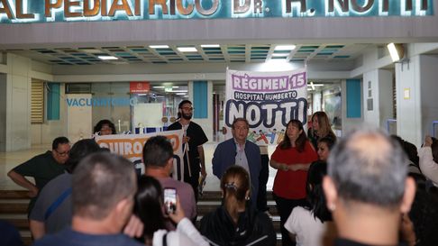 Emir Félix se sumó al reclamo de trabajadores del hospital Notti en Mendoza Emir Félix se sumó al reclamo de trabajadores del hospital Notti en Mendoza