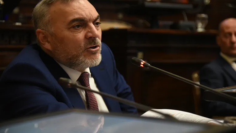 Félix González, senador del PJ, justificó la idea de impulsar el jury contra Marinelli. Félix González, senador del PJ, justificó la idea de impulsar el jury contra Marinelli.